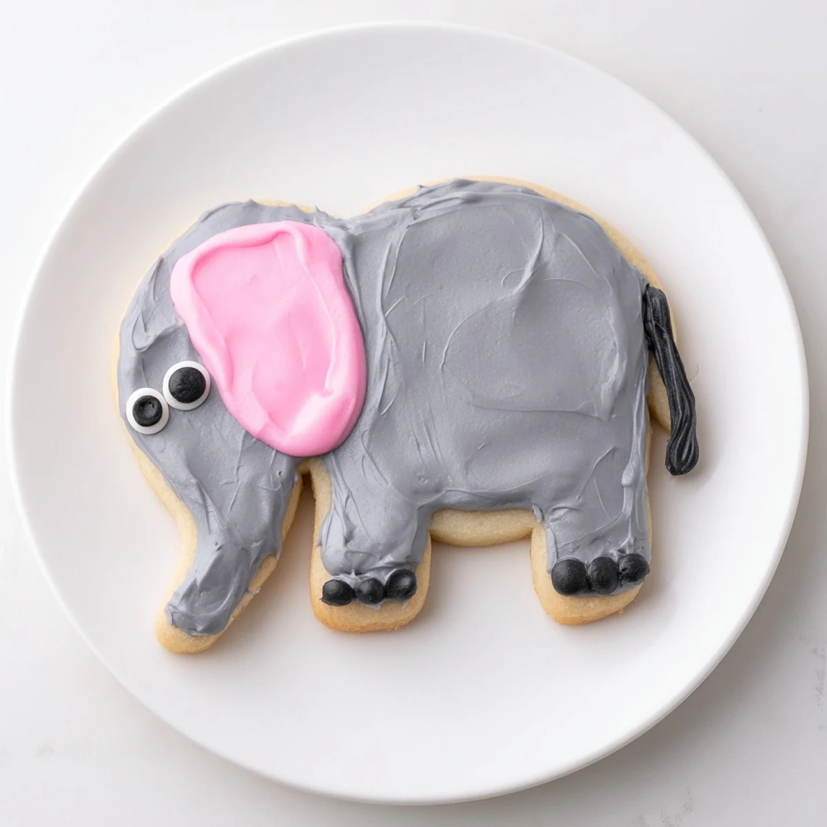 Freshly baked Biscuits Amical Éléphant Géant adorned with gray icing are perfect for a kids party.